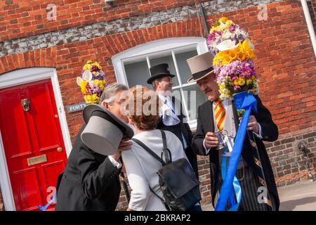 Tutti Man Giving The Traditional Kiss With Orangeman In Background, Tutti Day, Traditional Annual Hocktide Festival, Hungerford, Berkshire, England Stockfoto