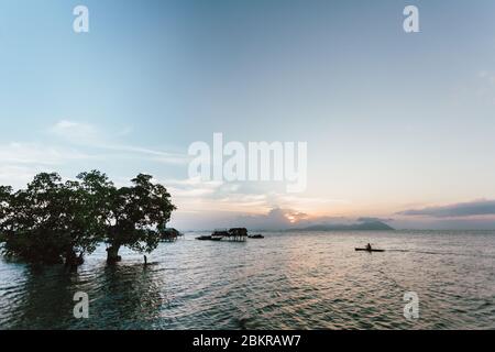 Semporna, Sabah, Malaysia - 26. April 2020 - Zigeuner auf dem Boot Stockfoto