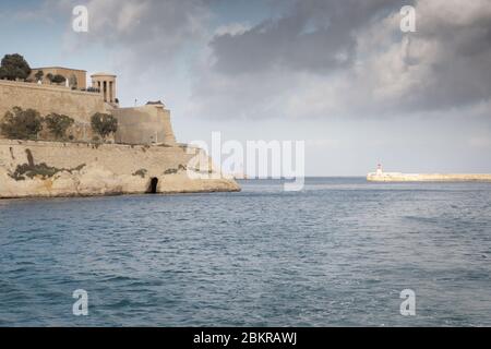 seascape mit dem Belagerungsglockenkrieg-Denkmal in der Landschaft Stockfoto