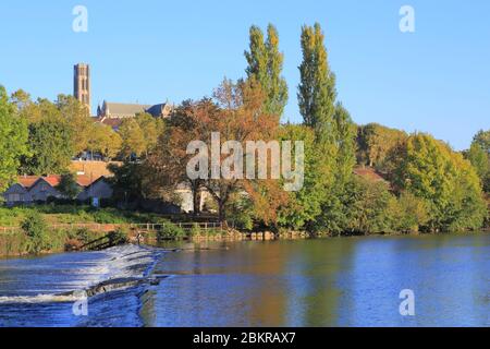 Frankreich, Haute Vienne, Limoges, La Vienne mit der Kathedrale Saint Etienne im Hintergrund Stockfoto