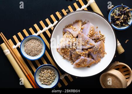 Gesundes Essen Konzept Veganer Glutenfreier hausgemachter asiatischer gebratener klebrischer Reis flacher Pfannkuchen mit Sesam und Sonnenblumenkernen auf schwarzem Boden mit Kopie Stockfoto