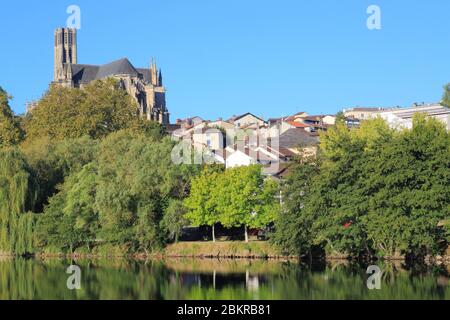 Frankreich, Haute Vienne, Limoges, Kathedrale Saint Etienne vom Ufer der Vienne aus gesehen Stockfoto