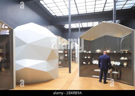 Frankreich, Haute Vienne, Limoges, Nationalmuseum Adrien Dubouche (gegründet 1845) auf Limoges Porzellan und die Geschichte der Keramik, Raum reorganisiert von dem Architekten Boris Podrecca und der Museumsfilmer Zette Cazalas Stockfoto