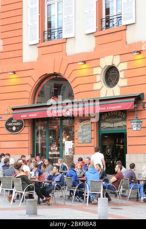 Frankreich, Haute Vienne, Limoges, Place Denis Dussoubs, kreisförmiger Ort, 1712 geschaffen, Maison Michard Bar Stockfoto