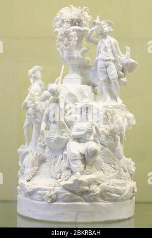 Frankreich, Haute Vienne, Limoges, Nationalmuseum Adrien Dubouche (gegründet 1845) über Limoges Porzellan und die Geschichte der Keramik, Porzellan-Keks aus der Locre Russinger Manufaktur namens Les quatre Elements (Ende 18. Jahrhundert) Stockfoto