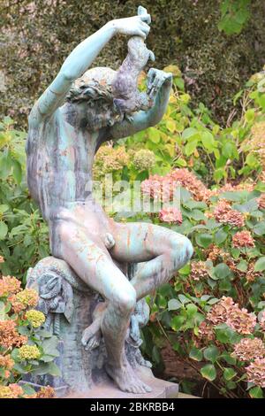 Frankreich, Haute Vienne, Limoges, Nationalmuseum Adrien Dubouche (gegründet 1845) über Limoges Porzellan und die Geschichte der Keramik, klassische Skulptur eines Mannes mit einem Kaninchen Stockfoto