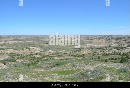 Spätsfrühling in den North Dakota Badlands: Blick nach Nordosten über Painted Canyon in der South Unit des Theodore Roosevelt National Park Stockfoto
