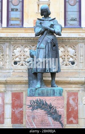 France, Loiret, Orleans, Groslot Hotel ist ein Herrenhaus aus dem 16. Jahrhundert im Renaissance-Stil und entworfen vom französischen Architekten Jacques Ier Andruuet du Cerceau, Die Statue der Jeanne d'Arc, die von Prinzessin Marie von Orleans angefertigt wurde, stammt aus der Mitte des 19. Jahrhunderts und trägt noch immer Spuren von Kugeln, die während der Befreiung von Orleans im August 1944 erhalten wurden Stockfoto