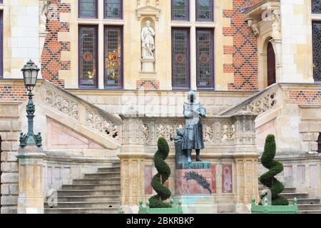 France, Loiret, Orleans, Groslot Hotel ist ein Herrenhaus aus dem 16. Jahrhundert im Renaissance-Stil und vom französischen Architekten Jacques Ier Andrauet du Cerceau entworfen, Statue von Jeanne d'Arc von Prinzessin Marie von Orleans aus der Mitte des 19. Jahrhunderts Stockfoto