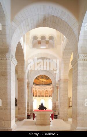 Frankreich, Loiret, Germigny des Pres, Gemeinde im Umkreis des Loire-Tals, das von der UNESCO zum Weltkulturerbe erklärt wurde, Kirche der Heiligen Dreifaltigkeit (oder karolingische Oratorium), Apsis-Ansicht des Kirchenschiffs Stockfoto