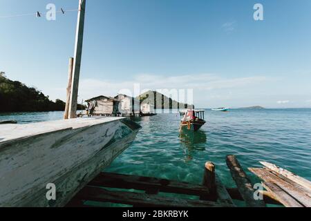 Semporna, Sabah, Malaysia - 26. April 2020 - Zigeuner auf dem Boot Stockfoto