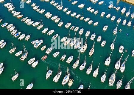 Frankreich, Morbihan, Arzon, Pointe de Kerpenhir, Le Crouesty Marina (Luftbild) Stockfoto