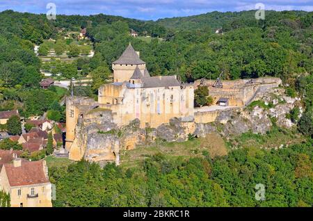 Frankreich, Dordogne, Perigord Noir, Dordogne Tal, Castelnaud-la Chapelle beschriftet Les Plus beaux villages de France (eines der schönsten Dörfer von Frankreich), Burg von Castelnaud und das Dorf Stockfoto