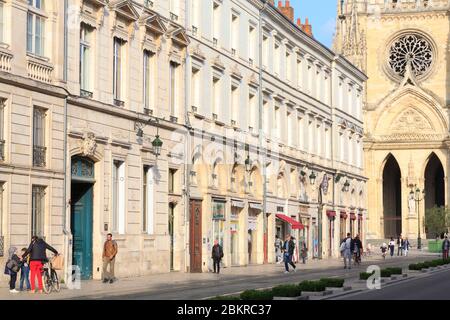 Frankreich, Loiret, Orleans, rue Jeanne d'Arc, Gebäude aus dem 19. Jahrhundert mit der Kathedrale Sainte Croix im Hintergrund Stockfoto