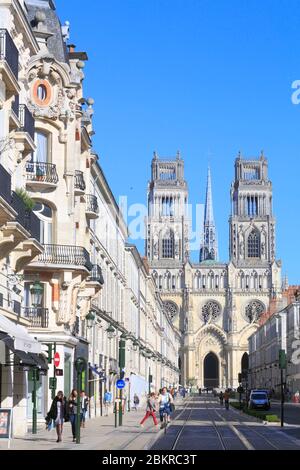 Frankreich, Loiret, Orleans, Rue Jeanne d'Arc mit der Sainte Croix Kathedrale im Hintergrund Stockfoto