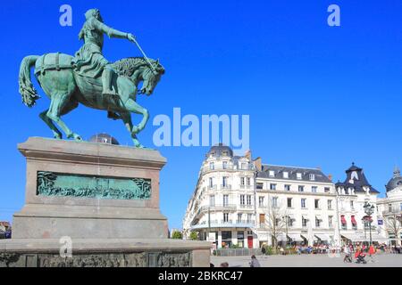 Frankreich, Loiret, Orleans, Place du Martroi mit der Reiterstatue von Jeanne d'Arc, die 1855 von Denis Foyatier angefertigt wurde Stockfoto