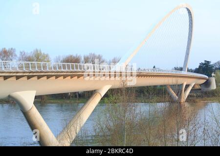 Frankreich, Loiret, Orleans, die Loire, Pont de l'Europe (Umfang des Loire-Tals, das von der UNESCO zum Weltkulturerbe erklärt wurde), erbaut 2000 vom Architekten Santiago Calatrava Stockfoto