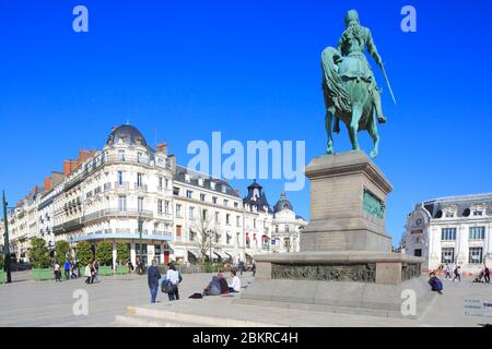 Frankreich, Loiret, Orleans, Place du Martroi mit der Reiterstatue von Jeanne d'Arc, die 1855 von Denis Foyatier angefertigt wurde Stockfoto