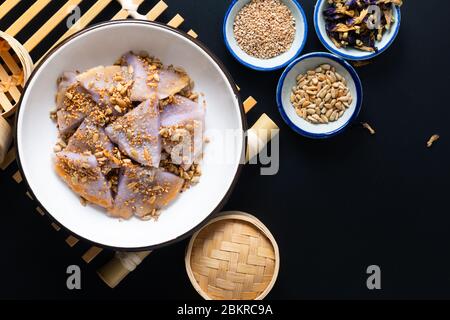 Gesundes Essen Konzept Veganer Glutenfreier hausgemachter asiatischer gebratener klebrischer Reis flacher Pfannkuchen mit Sesam und Sonnenblumenkernen auf schwarzem Boden mit Kopie Stockfoto