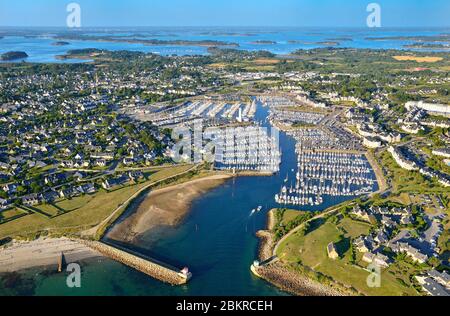 Frankreich, Morbihan, Arzon, Pointe de Kerpenhir, Le Crouesty Marina (Luftbild) Stockfoto