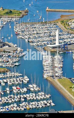 Frankreich, Morbihan, Arzon, Pointe de Kerpenhir, Le Crouesty Marina (Luftbild) Stockfoto