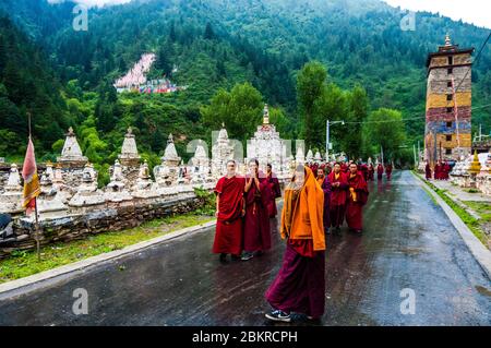 China, Ost-Tibet, oder Kham, Gyarong Schluchten, Milarepa Kloster und Türme von Sirin Kar, oder Zengke auf Chinesisch, inspiriert von der Luoyang Pagode Wald von Henan, Shaolin High Place Stockfoto