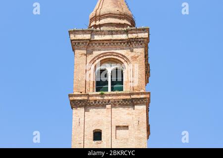 Detail des Glockenturms (Campanile) der Kathedrale von Cesena / Cattedrale di San Giovanni Battista. Stockfoto