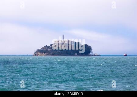 Alcatraz Island San Francisco Bay Gefängnisblick auf das Wasser Meer Gefangene Gefangene wurden eingesperrt Geschichte historischer Ort Wachen alt bewacht Stockfoto