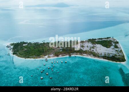 Kota Kinabalu, Sabah, Malaysia - 26. April 2020 - Luftaufnahme der Maiga Insel Stockfoto