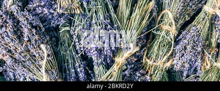 Trockene Lavendelbüschen, die auf dem französischen Markt im Freien in der Provence verkauft werden. Bildkomposition von oben. Mobile Fotografie Stockfoto