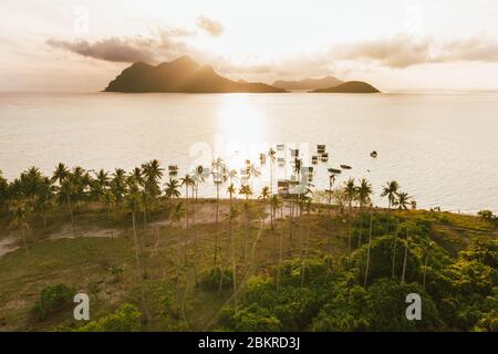 Kota Kinabalu, Sabah, Malaysia - 26. April 2020 - Luftaufnahme der Maiga Insel bei Sonnenaufgang Stockfoto