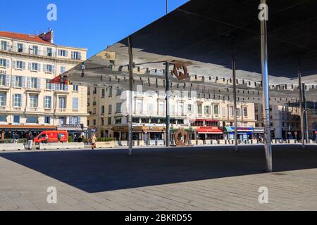 Frankreich, Bouches du Rhone, Marseille, Covid 19 oder Coronavirus-Sperrung, der alte Hafen, Quai de la Fraternit?, das Schattenhaus des Architekten Norman Foster Stockfoto