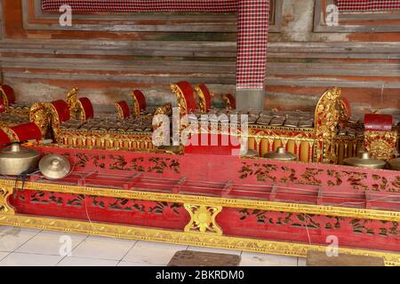 Musikinstrumente in einem Hindu-Tempel auf Bali, Indonesien. Gamelan oder gamelang ist ein Musikinstrument, das mit Hämmern gespielt wird. Musikalische ins Stockfoto