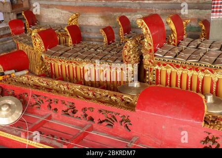 Musikinstrumente in einem Hindu-Tempel auf Bali, Indonesien. Gamelan oder gamelang ist ein Musikinstrument, das mit Hämmern gespielt wird. Musikalische ins Stockfoto