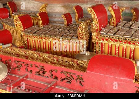 Musikinstrumente in einem Hindu-Tempel auf Bali, Indonesien. Gamelan oder gamelang ist ein Musikinstrument, das mit Hämmern gespielt wird. Musikalische ins Stockfoto