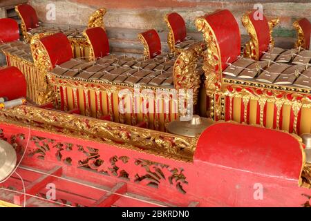 Musikinstrumente in einem Hindu-Tempel auf Bali, Indonesien. Gamelan oder gamelang ist ein Musikinstrument, das mit Hämmern gespielt wird. Musikalische ins Stockfoto