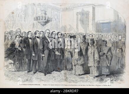 [ Japan 1860er - erste japanische Botschaft in den Vereinigten Staaten ] - Verwundern Sie sich an Frank Leslies Illustrated Newspaper, der US-Präsident James Buchanan am Donnerstag, den 17. Mai 1860, im Weißen Haus in Washington (万延元年遣米使節) bei einem Treffen mit Mitgliedern der japanischen Botschaft in den Vereinigten Staaten (Mann 1) zeigt. Am 19. Januar wurde es vom Tokugawa-Shogunat entsandt und war Japans erste diplomatische Mission in den Vereinigten Staaten. Die Partei kehrte am 8. November zurück. 19. Jahrhundert Vintage Zeitungsstich. Stockfoto