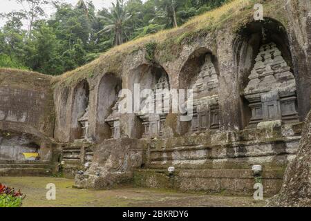 Ganung Kawi Temple Complex um Royal Gräber in Stein Klippen im 11. Jahrhundert geschnitzt zentriert. Bali, Indonesien. Beerdigungstempel Komplex zentriert Stockfoto