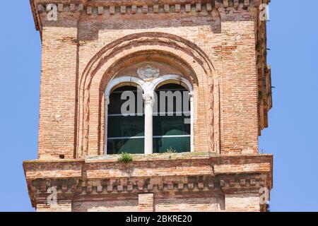 Detail des Glockenturms (Campanile) der Kathedrale von Cesena / Cattedrale di San Giovanni Battista. Stockfoto