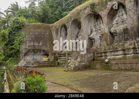 Ganung Kawi Temple Complex um Royal Gräber in Stein Klippen im 11. Jahrhundert geschnitzt zentriert. Bali, Indonesien. Beerdigungstempel Komplex zentriert Stockfoto