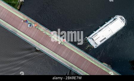 Frankreich, Morbihan, Montertelot, Familie auf dem Fahrrad, die einen Lastkahn von einer Brücke über den Kanal von Nantes nach Brest beobachtet Stockfoto