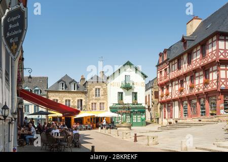 Frankreich, Morbihan, Josselin, Place Notre-Dame und seine Terrassen Stockfoto