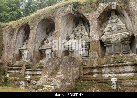 Königliche Gräber Der Udayana-Dynastie. Alte königliche Gräber am Gunung Kawi Tempel. Bestattungskomplex um königliche Gräber in Stein Klippen in der 11 Stockfoto