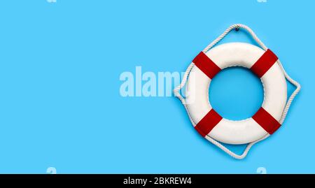 Rot-weiße Rettungsring auf blauem Hintergrund. Kopierbereich Stockfoto