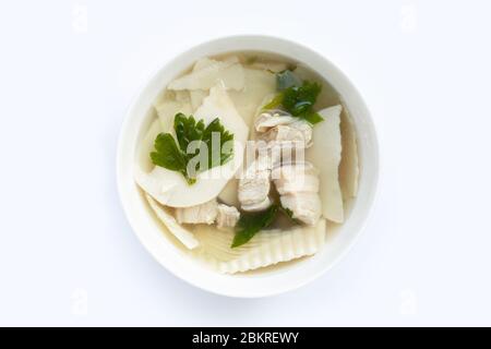 Bambussprossen mit Schweinsuppe auf weißem Hintergrund. Stockfoto