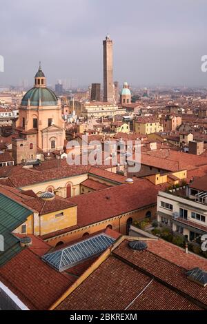 Italien, Emilia Romagna, Bologna, Gesamtansicht der Altstadt mit dem Heiligtum Santa Maria della Vita, dem Turm Asinelli (12. Jahrhundert), der auf 97.2 m gipfelt, und dem Turm Garisenda Stockfoto