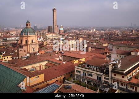 Italien, Emilia Romagna, Bologna, Gesamtansicht der Altstadt mit dem Heiligtum Santa Maria della Vita, dem Turm Asinelli (12. Jahrhundert), der auf 97.2 m gipfelt, und dem Turm Garisenda Stockfoto