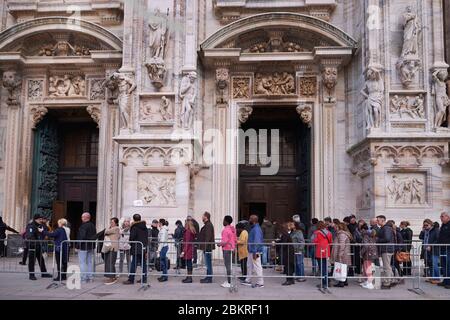 Italien, Lombardei, Mailand, Piazza del Duomo, Schlange vor der Kathedrale der Geburt der Heiligen Jungfrau (Duomo) Stockfoto