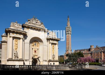 Frankreich, Nord, Lille, Covid-19 oder Coronavirus Sperrung, Porte de Paris und Rathaus Glockenturm als Weltkulturerbe der UNESCO im Hintergrund Stockfoto