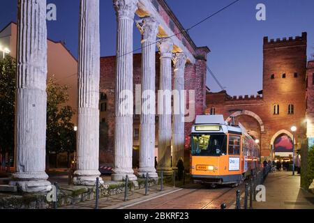 Italien, Lombardei, Mailand, Ticinese, Corso di Porta Ticinese, Straßenbahn vor den Säulen des Heiligen Lorenz (San Lorenzo-Säule), römische Ruinen aus dem zweiten Jahrhundert und Straßenbahn Stockfoto